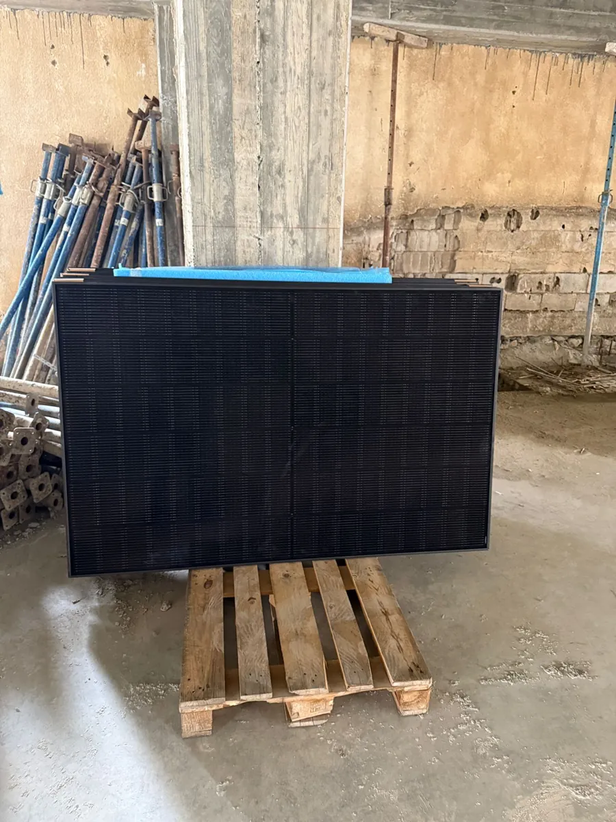 Ein schwarzes Solarmodul auf einer Palette