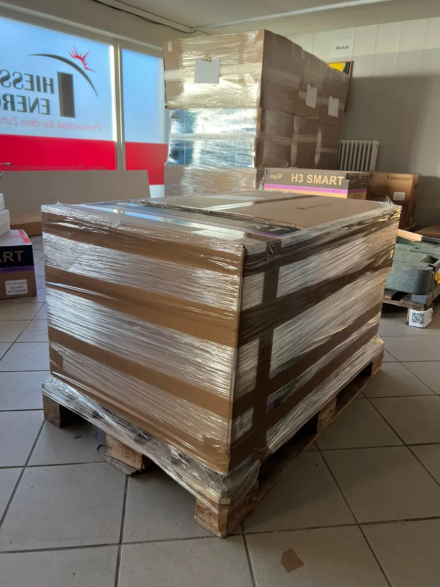 Verpackte Palette mit Solarmodulen vor dem Versand